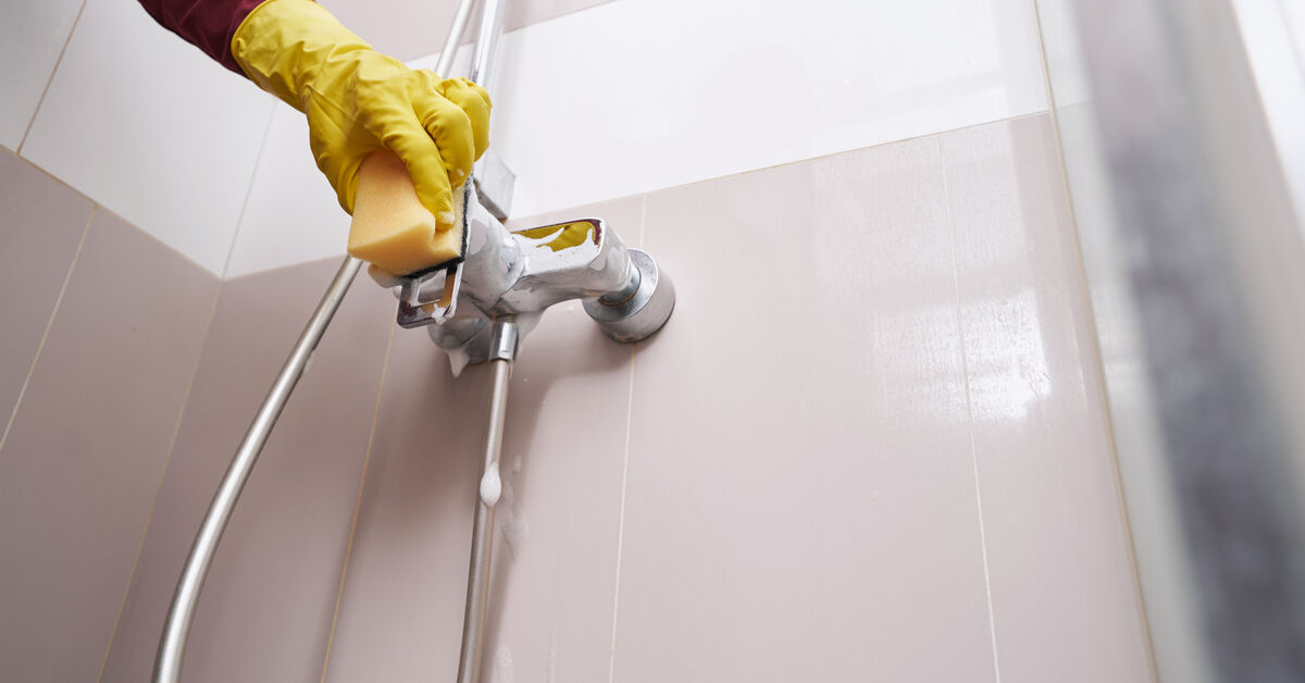 Kalk im Badezimmer entfernen: Was hilft bei Duschkabine und Armaturen?