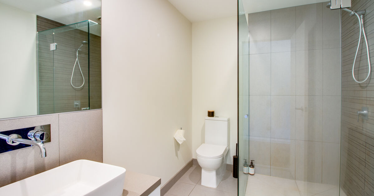 Clear shower enclosure after descaling
