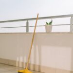 Balkon reinigen: Wie entfernt man Moos und Schmutz von Boden und Geländer?