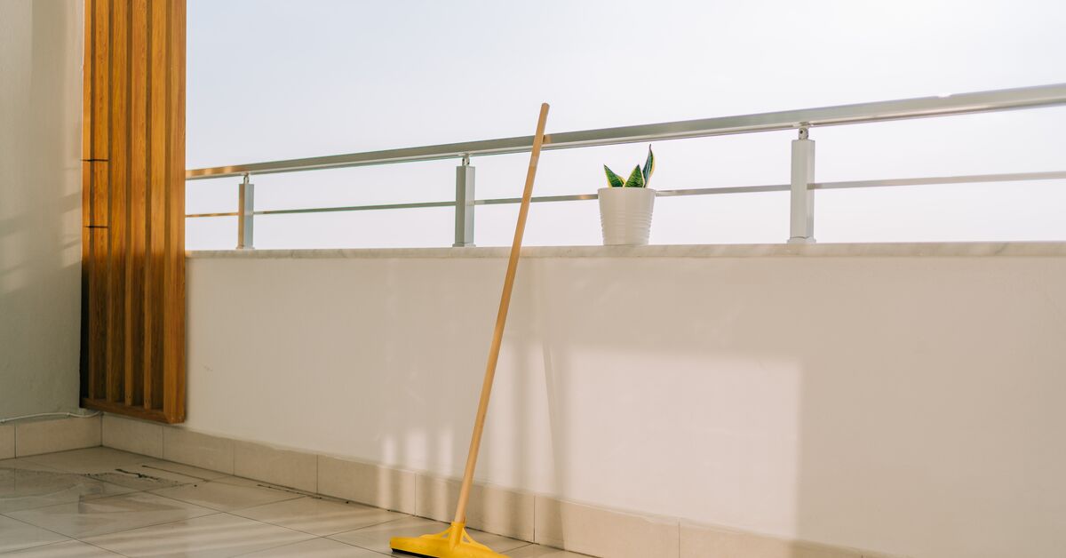 Balkon reinigen: Wie entfernt man Moos und Schmutz von Boden und Geländer?